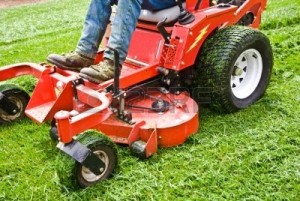 7381362-man-op-een-rij-den-grasmaaier-met-gras-vast-aan-de-wielen-lente-en-de-zomer-buiten-onderhoud